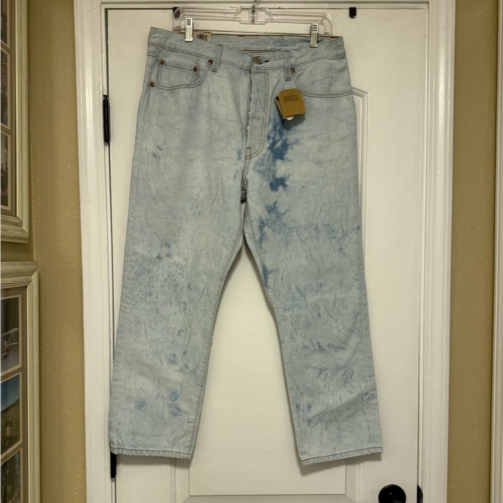 High rise cropped Levi’s 501 button fly avid washed jeans, new without tag sz